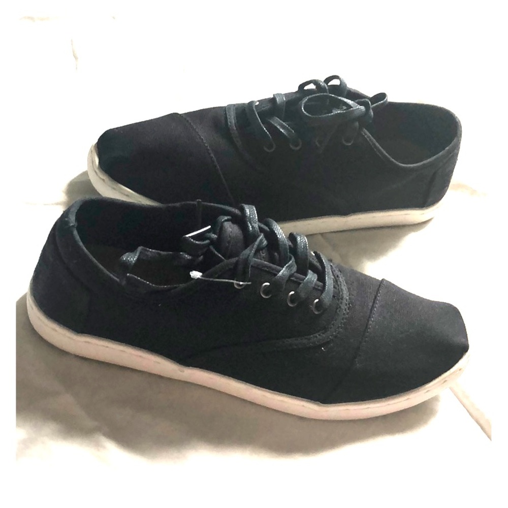 Black Toms cordones slip-ons